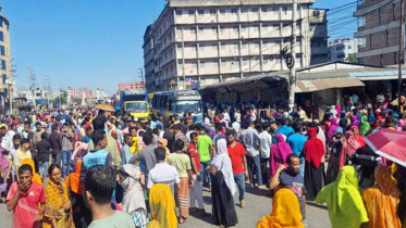 গাজীপুরে ৫ কারখানার শ্রমিকদের ঢাকা-ময়মনসিংহ মহাসড়ক অবরোধ