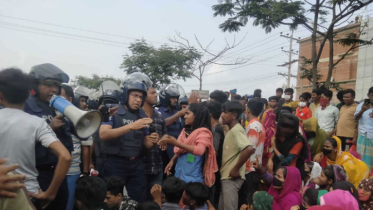 বেতন-বোনাসের দাবিতে পোশাক শ্রমিকদের মহাসড়ক অবরোধ