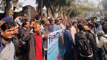 চাকরি ফিরে পেতে পুলিশ সদস্যদের অবস্থান : কঠোর কর্মসূচির হুঁশিয়ারি