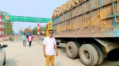 বাংলাবান্ধা দিয়ে আরও ৪২ মেট্রিক টন আলু গেল নেপালে