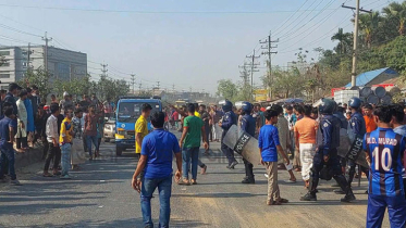 গাজীপুরে মহাসড়ক অবরোধ করে ২ কারখানা শ্রমিকদের বিক্ষোভ