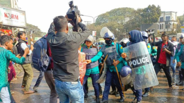 শাহবাগে সড়ক অবরোধ : ছত্রভঙ্গ করতে পুলিশের জলকামান-লাঠিচার্জ