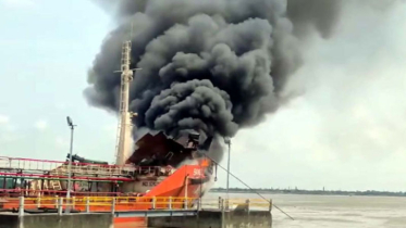 চট্টগ্রাম বন্দরে ফের তেলবাহী জাহাজে আগুন, নিহত ১