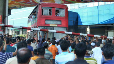 অটোরিকশা চালকদের অবরোধে ট্রেন চলাচল বন্ধ :  রাজধানীজুড়ে যানজট