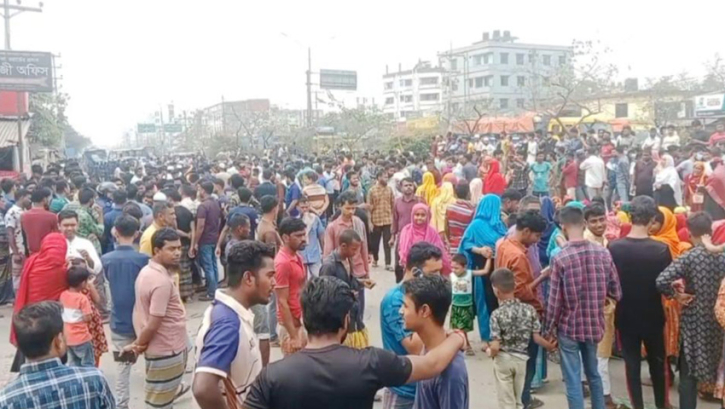 বোনাস বৃদ্ধির দাবিতে ঢাকা-ময়মনসিংহ মহাসড়ক অবরোধ