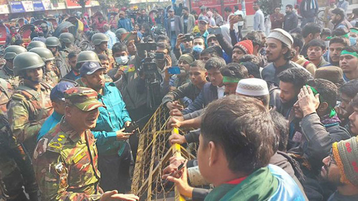 বকশীবাজারে শিক্ষার্থীদের সড়ক অবরোধ, ঘটনাস্থলে সেনাবাহিনী