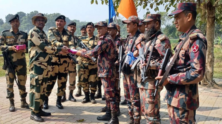 বিজিবিকে মিষ্টি খাওয়াল বিএসএফ