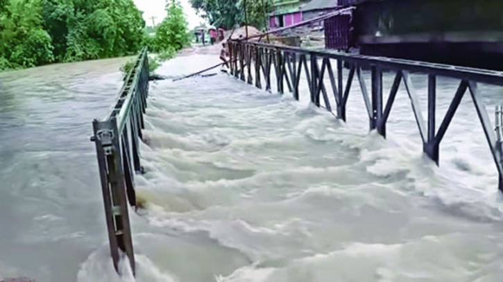 বন্যায় মৃতের সংখ্যা বেড়ে ৫২