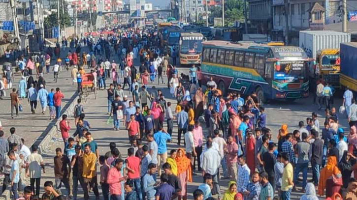 ফের মহাসড়কে শ্রমিকরা: বেতন না পাওয়া পর্যন্ত অবরোধ