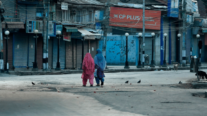 কাশ্মীরে ‘কমপ্লিট শাটডাউন’ : মসজিদে ঘোষণার পর বিক্ষোভ শুরু