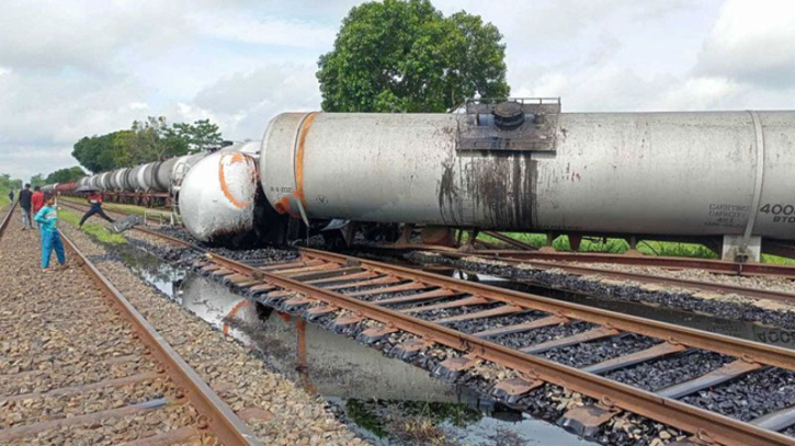 খুলনার সঙ্গে সারা দেশের রেল যোগাযোগ বিচ্ছিন্ন : ৮ বগি লাইনচ্যুত