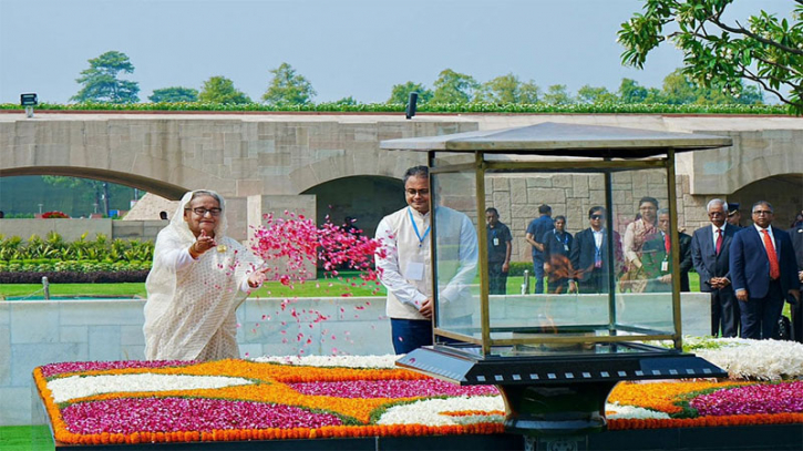 মহাত্মা গান্ধীর সমাধিতে শেখ হাসিনার শ্রদ্ধা