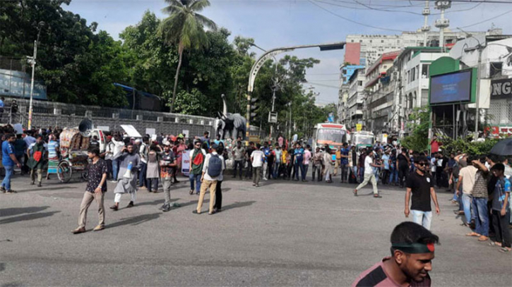 শাহাবাগ-সায়েন্সল্যাবে কোটাবিরোধীদের বাংলা ব্লকেড: যান চলাচল বন্ধ