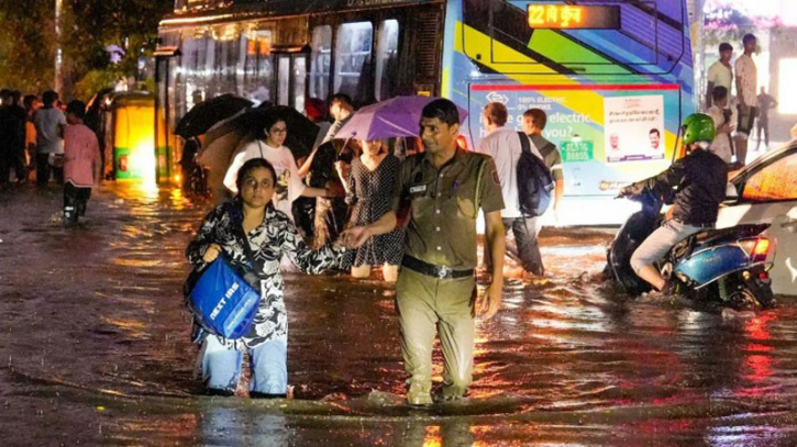 দিল্লিতে ভারী বৃষ্টিপাতে রেড অ্যালার্ট জারি : নিহত ২