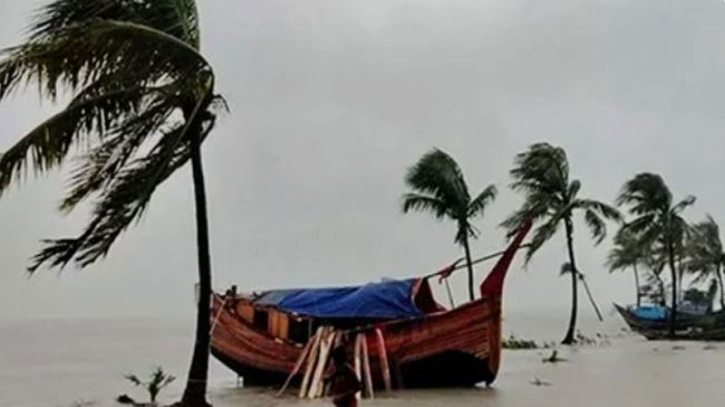 ঘূর্ণিঝড় দানা: উপকূলে দমকা হাওয়া-বৃষ্টি