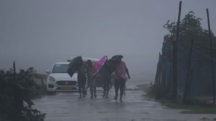 ঘূর্ণিঝড় দানায় বিপর্যস্ত ওড়িশা : বিভিন্ন এলাকায় তাণ্ডবের খবর