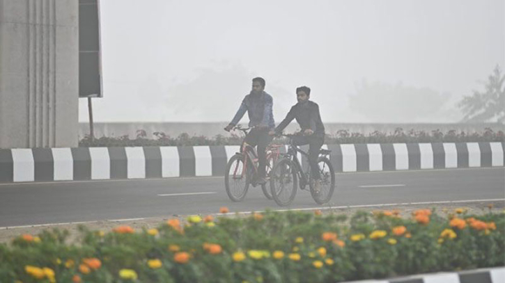 কুয়াশার চাদরে রাজধানী : বাড়ছে শীতের তীব্রতা